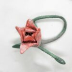 Flor de fieltro artesanal hecha a mano