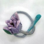 Flor de fieltro artesanal morada hecha a mano