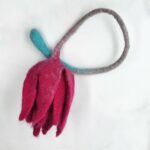Flor roja de fieltro artesanal hecha a mano