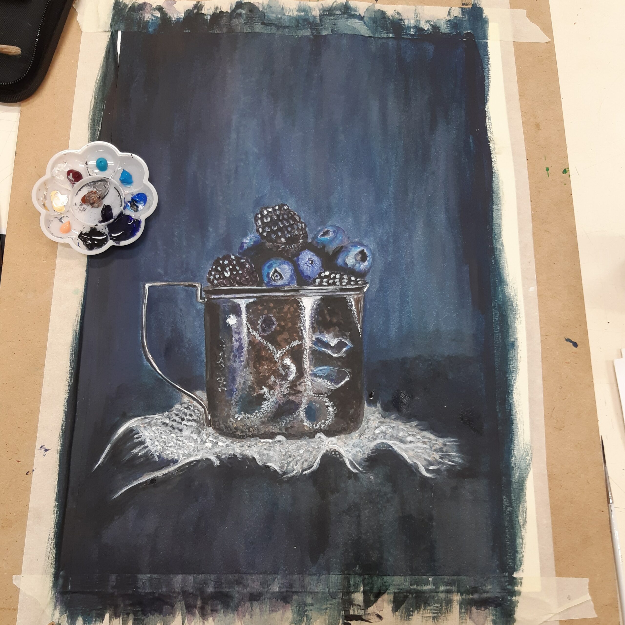Cuadro en técnica de pintura acrílica para interiores con taza de metal y frutos oscuros