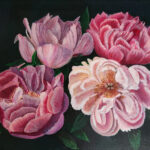 Pintura de cuatro flores rosadas con hojas verdes sobre fondo oscuro.
