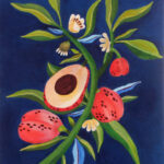 Ilustración colorida de una rama con hojas verdes, flores blancas y frutos rojizos sobre fondo azul.