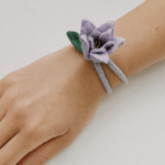 brazalete decorativo violeta con pétalos